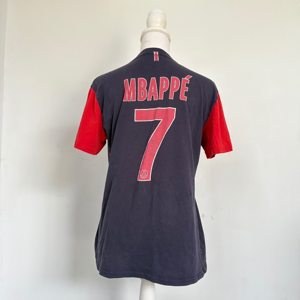 2018 Kylian Mbappé # 7 Paris Saint Germain soccer jersey.